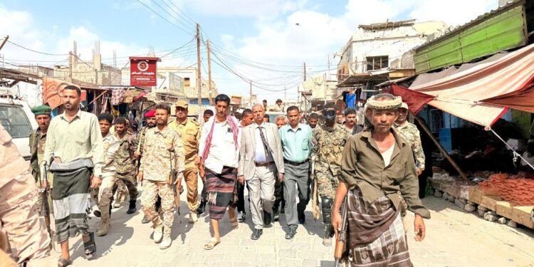 محافظ لحج يتفقد الحوطة ويطمئن المواطنين: الأوضاع مستقرة