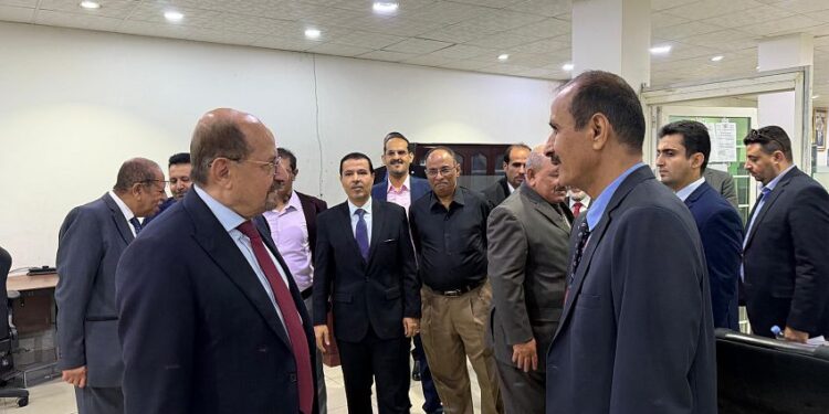 وزير الخارجية يطلع على سير العمل في القنصلية اليمنية بجدة