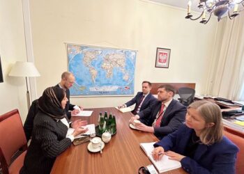 السفيرة مجلي تطلع مسؤول بولندي على تطورات الاوضاع في اليمن