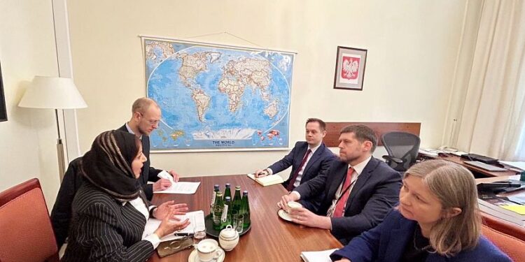السفيرة مجلي تطلع مسؤول بولندي على تطورات الاوضاع في اليمن