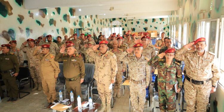 قائد محور تعز يدشن الدورة الأولى قادة ألوية بمعهد الشهيد الحمادي