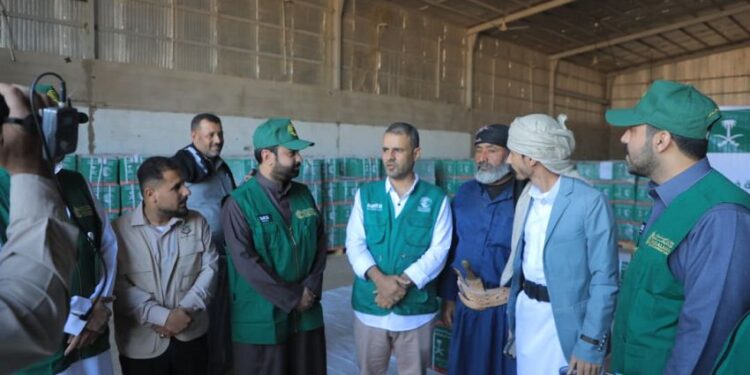 توزيع 13600 سلة غذائية في وادي وصحراء حضرموت