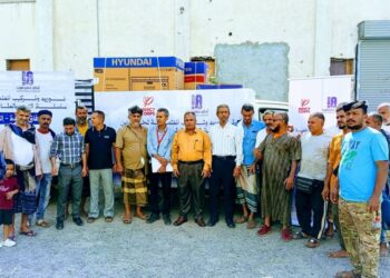 هيئة مصائد خليج عدن تدشن توزيع 671 ثلاجة وبطارية شمسية للصيادين