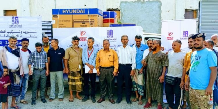 هيئة مصائد خليج عدن تدشن توزيع 671 ثلاجة وبطارية شمسية للصيادين