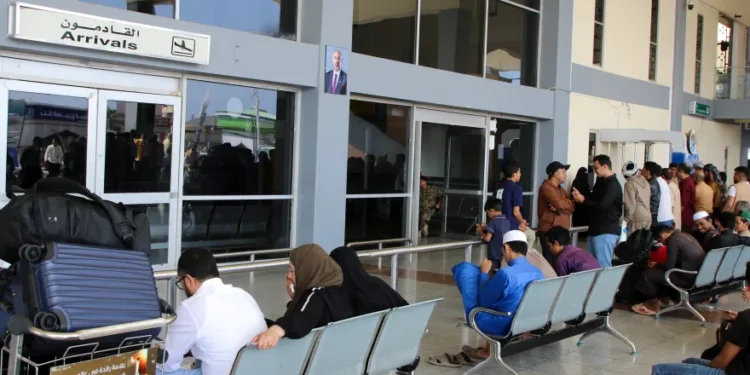 إغلاق مطار عدن والانتقالي يعلن نشر قوة مدعومة من السعودية بمناطق سيطرتهم