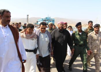 قائد قوات درع الوطن يزور ميناء نشطون ويطّلع على الوضع الأمني