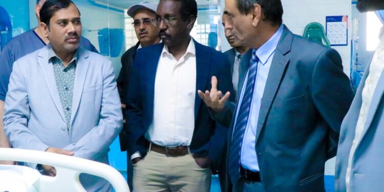 هشله يؤكد استمرار خدمات مستشفى شبوة ورفع مستوى الرعاية الطبية المقدمة.