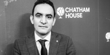 فارع المسلمي يكتب : يمين دستورية في سفارة و35 وزيرا: الحكومة اليمنية الجديدة