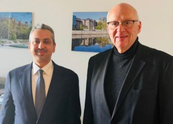 الإرياني يناقش مع رئيس مجموعة الصداقة الألمانية – العربية تطورات الأوضاع في اليمن