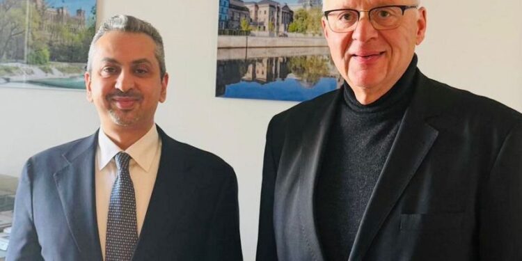 الإرياني يناقش مع رئيس مجموعة الصداقة الألمانية – العربية تطورات الأوضاع في اليمن