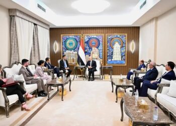 العليمي يبحث مع  وزير الدولة البريطاني  اولويات الدعم المطلوب للحكومه