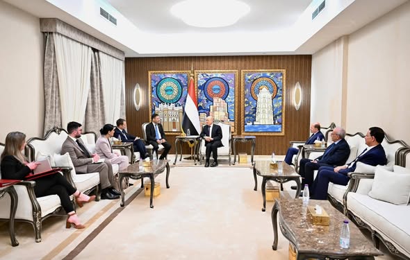 العليمي يبحث مع وزير الدولة البريطاني اولويات الدعم المطلوب للحكومه