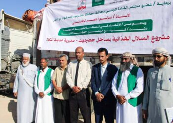 الجيلاني يدشن مشروع السلال الغذائية بساحل حضرموت