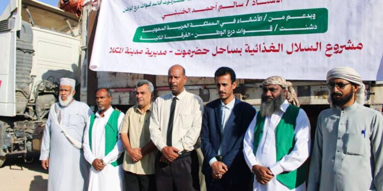 الجيلاني يدشن مشروع السلال الغذائية بساحل حضرموت