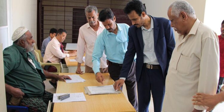 وكيل حضرموت  يتفقد الانضباط الوظيفي في عدد من المرافق الحكومية في أول أيام رمضان