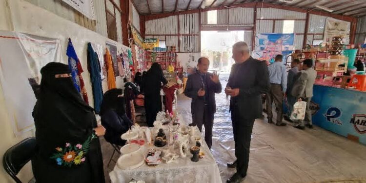 وكيل تعز يزور معرض الشهر الكريم ويؤكد على  تقديم التسهيلات للمواطنين