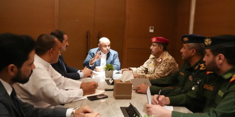 بحضور وزير الداخلية  الخنبشي  يناقش الأوضاع الأمنية والعسكرية  بحضرموت