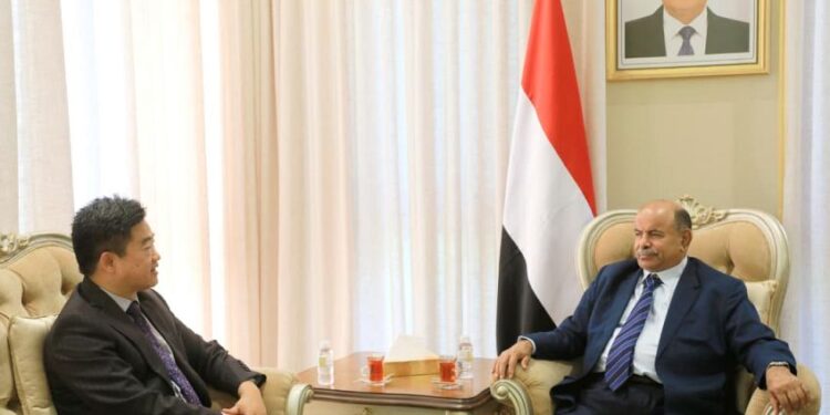 الخنبشي  يبحث مع القائم بالاعمال الصيني آفاق تطوير الشراكة التجارية والاستثمارية