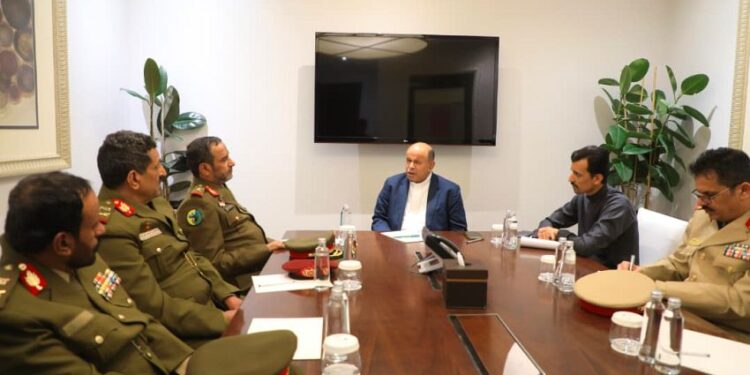 الخنبيشي  يشيد بدور القوات المسلحة وجهود توحيد العمل العسكري
