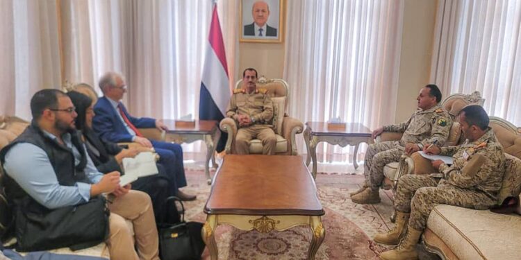 وزير الدفاع يبحث مع السفيرين الألماني  والبريطاني   تعزيز التعاون ودعم أمن واستقرار اليمن