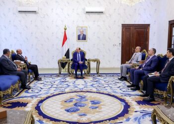 رئيس الوزراء يوجه بالبدء بتسليم مرتبات موظفي الدولة المدنيين والعسكريين بشكل عاجل