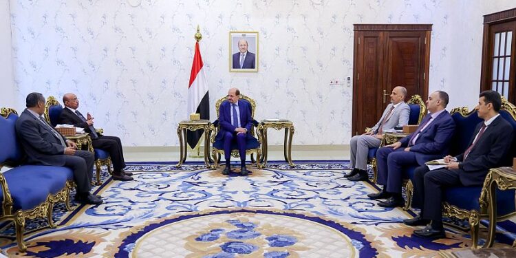 رئيس الوزراء يوجه بالبدء بتسليم مرتبات موظفي الدولة المدنيين والعسكريين بشكل عاجل