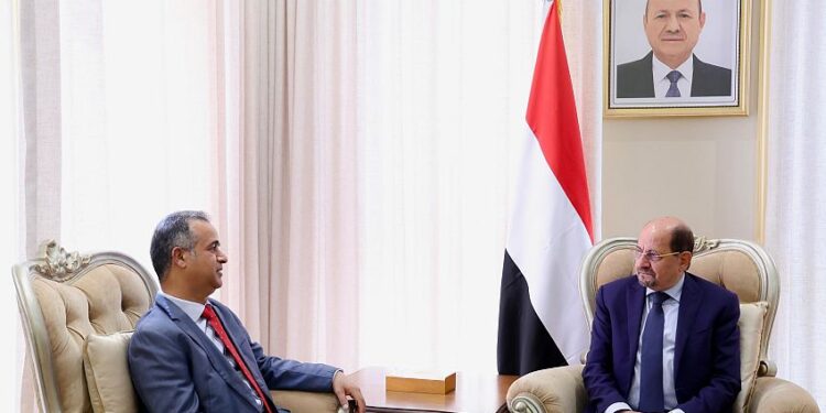 رئيس الوزراء يستقبل سفير ليبيا لدى اليمن