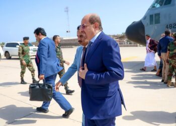 رئيس الوزراء   يصل إلى عدن لقيادة العمل الحكومي