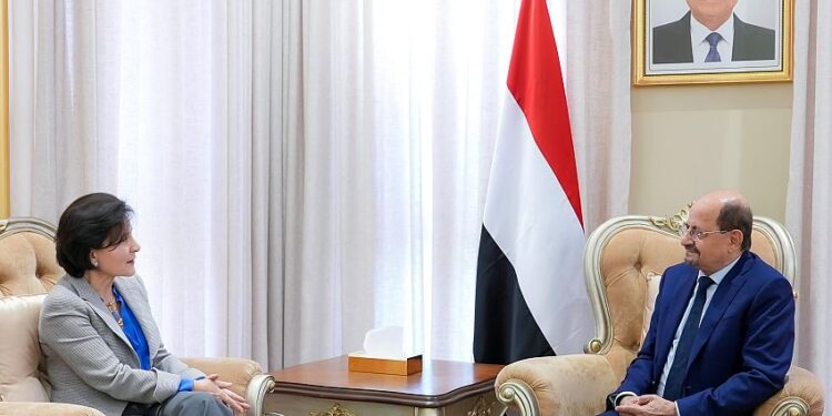 رئيس الوزراء يبحث مع وفد ايطالي تعزيز التعاون الثنائي