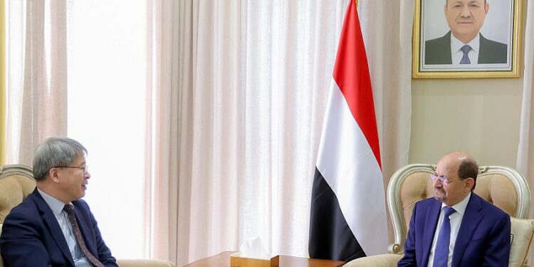 رئيس الوزراء يبحث مع السفير الكوري  علاقات التعاون الثنائية