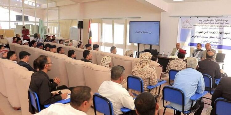 وكيل حضرموت يفتتح دورة تدريبية حول أساسيات أمن الطيران