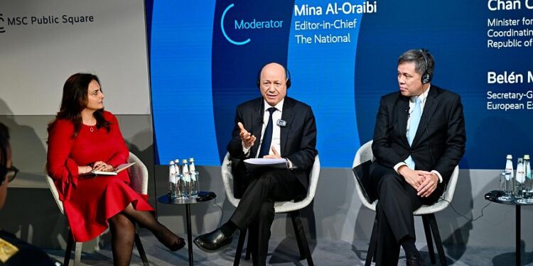 رئيس مجلس القيادة: أمن الممرات المائية مرهون ببناء مؤسسات الدولة اليمنية