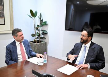 العرادة للسفير الأمريكي :علي المجتمع الدولي إلى مساندة الحكومة والشعب اليمني