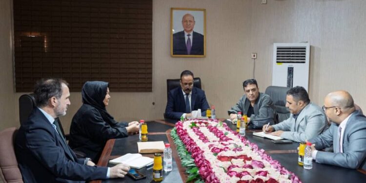 وزير الاشغال يبحث مع ممثل الـ (UNOPS) سبل تعزيز التعاون في مشاريع صيانة الطرق