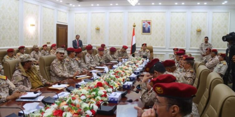 وزير الدفاع: المضي في ترسيخ النظام الإداري  والعمل على توحيد البيانات