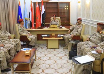 وزير الدفاع يشدد على تفعيل الرقابة والتفتيش وتعزيز العمل الاستخباري