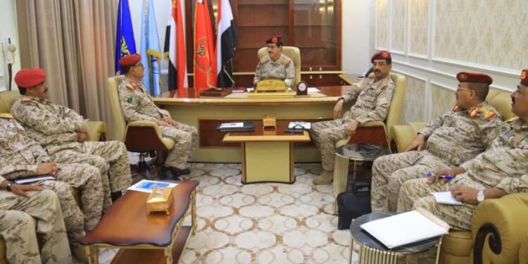 وزير الدفاع يشدد على تفعيل الرقابة والتفتيش وتعزيز العمل الاستخباري