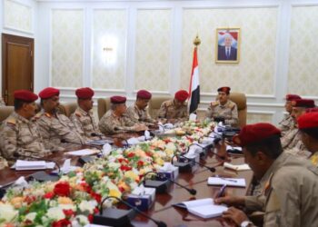 وزير الدفاع يعقد اجتماعاً موسعاً بمساعديه ورؤساء الهيئات العسكرية