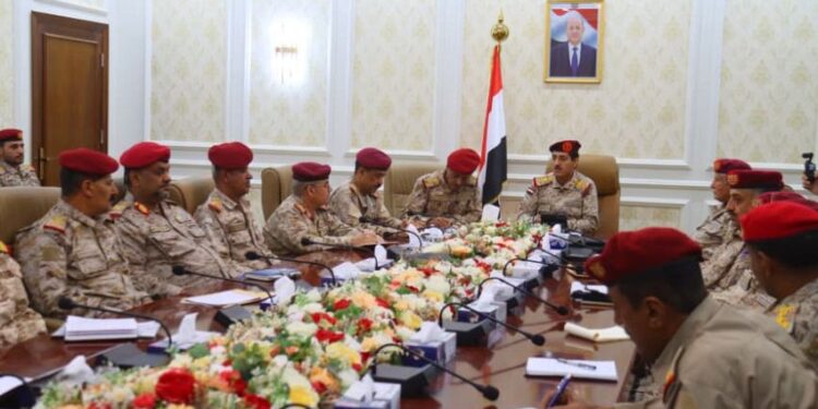 وزير الدفاع يعقد اجتماعاً موسعاً بمساعديه ورؤساء الهيئات العسكرية