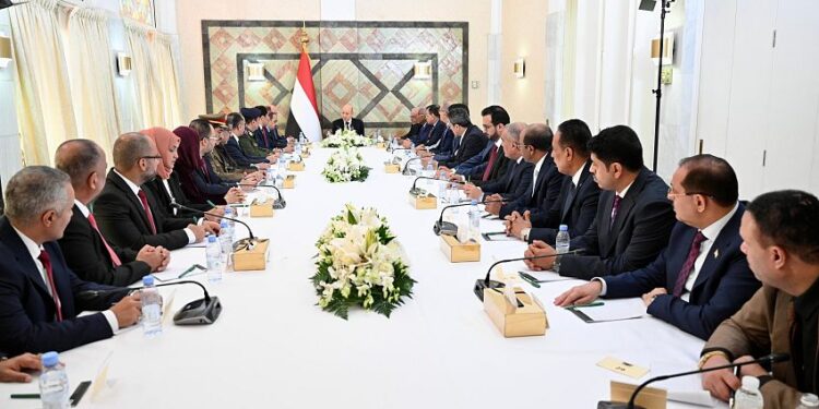 العليمي للحكومة الجديدة:   هزيمة الانقلاب والشراكة مع المملكة أهم أولويات المرحلة