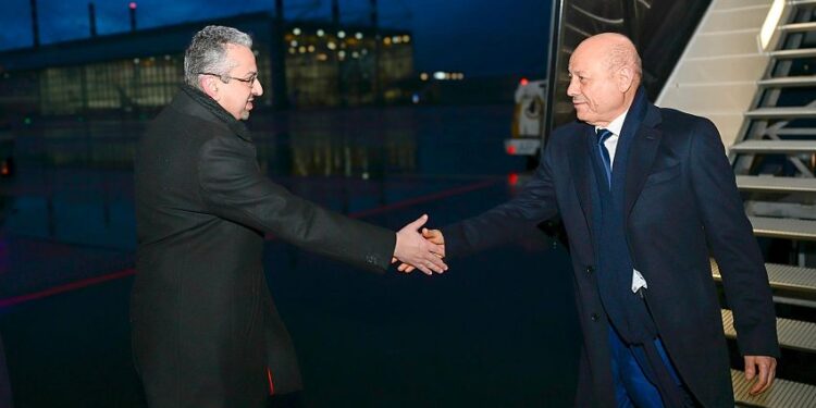 العليمي يصل ميونيخ للمشاركة في مؤتمر الأمن الدولي