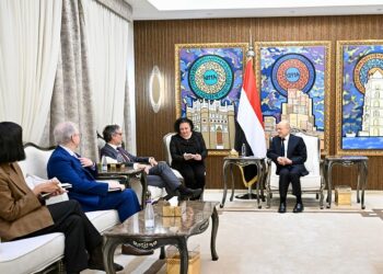 العليمي يؤكد التزام اليمن بالشراكة مع المجتمع الدولي في  مكافحة الإرهاب