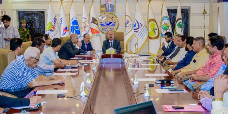 وزير النقل يناقش التحديات امام  القطاع الخاص والشركات الملاحية ويلتقي مدير مكتب المبعوث الأممي