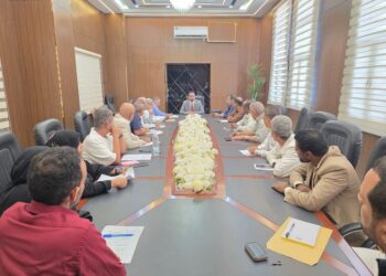 وزير الخدمة المدنية يناقش  سير العمل ومستوى الأداء في الوزارة