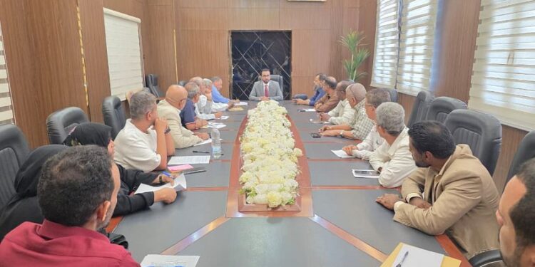 وزير الخدمة المدنية يناقش  سير العمل ومستوى الأداء في الوزارة