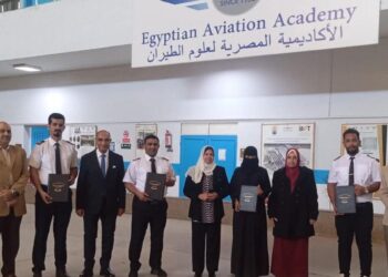 مراقبون جويّون وموظفون بالطيران المدني يختتمون دورة “خطة طوارئ المطار” بالقاهرة
