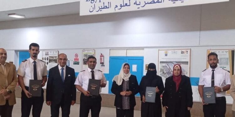 مراقبون جويّون وموظفون بالطيران المدني يختتمون دورة “خطة طوارئ المطار” بالقاهرة