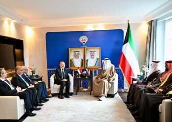 العليمي يبحث مع رئيس الوزراء الكويتي الدعم المطلوب للحكومة الجديدة