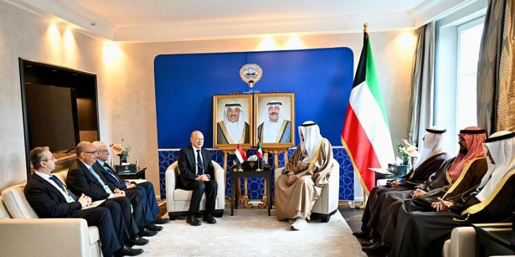 العليمي يبحث مع رئيس الوزراء الكويتي الدعم المطلوب للحكومة الجديدة