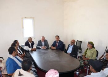 وكيل  تعز يناقش أداء المكتب التنفيذي  بمديرية الوازعية